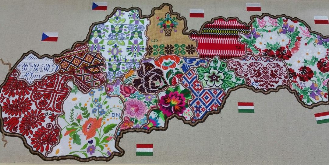 História slovenskej ľudovej výšivky – aké vzory a motívy zdobili slovenské kroje?