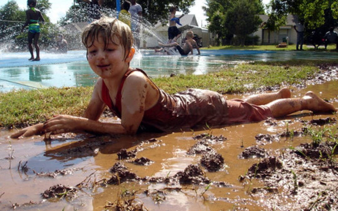 Hranie sa na zemi v prírode a prechádzky po lese výrazne zlepšujú imunitu u detí
